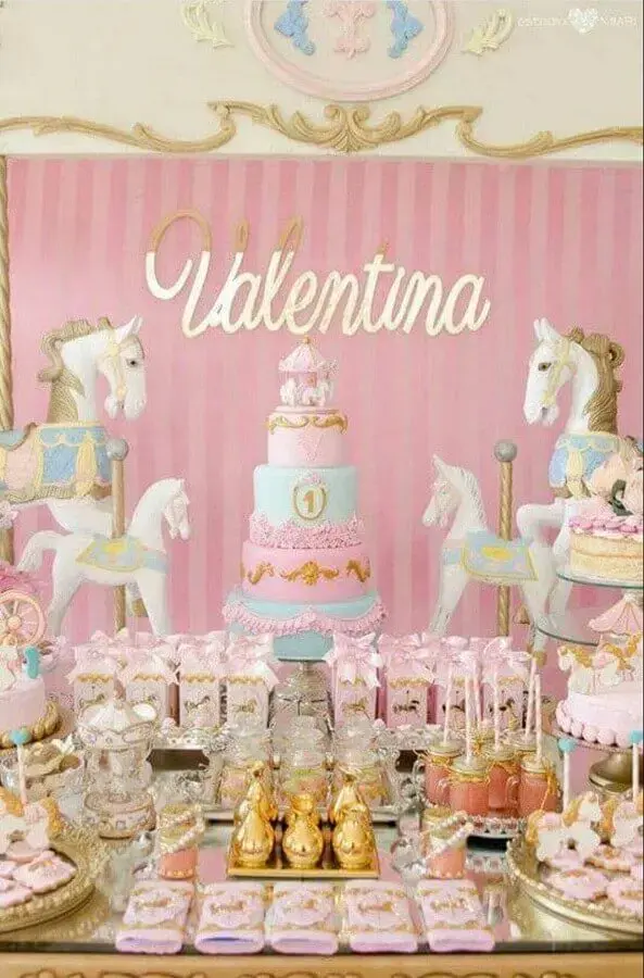 decoration for children's birthday party in shades of pink with several white horses Photo Una Bruja