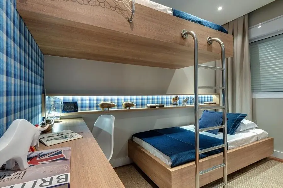 decoração para quarto azul com papel de parede xadrez e cama suspensa Foto Carlos Rossi