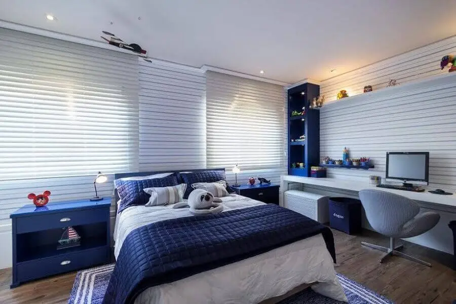 decoração para quarto azul com piso de madeira e bancada de estudos Foto Webcomunica