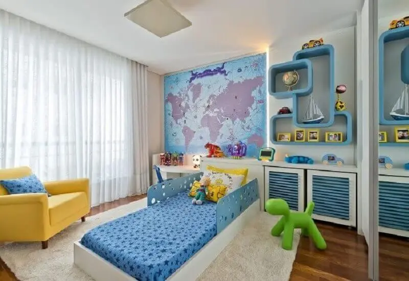 decoração para quarto azul com poltrona amarela e mapa na parede Foto Leonardo Muller