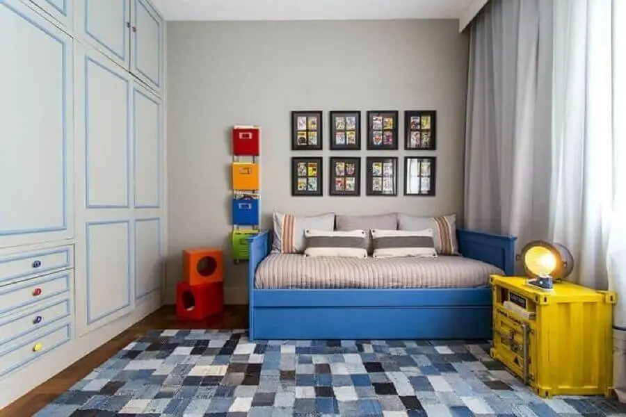 decoração para quarto azul com tapete quadriculado e criado mudo amarelo l Foto Triplex Arquitetura