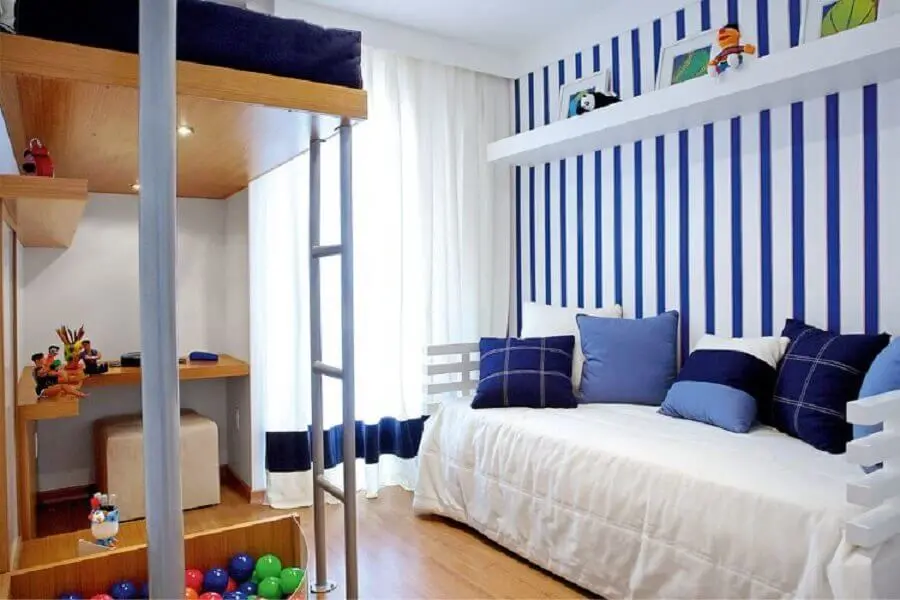decoração para quarto azul de menino com papel de parede listrado e espaço para brincar Foto Alto Astral