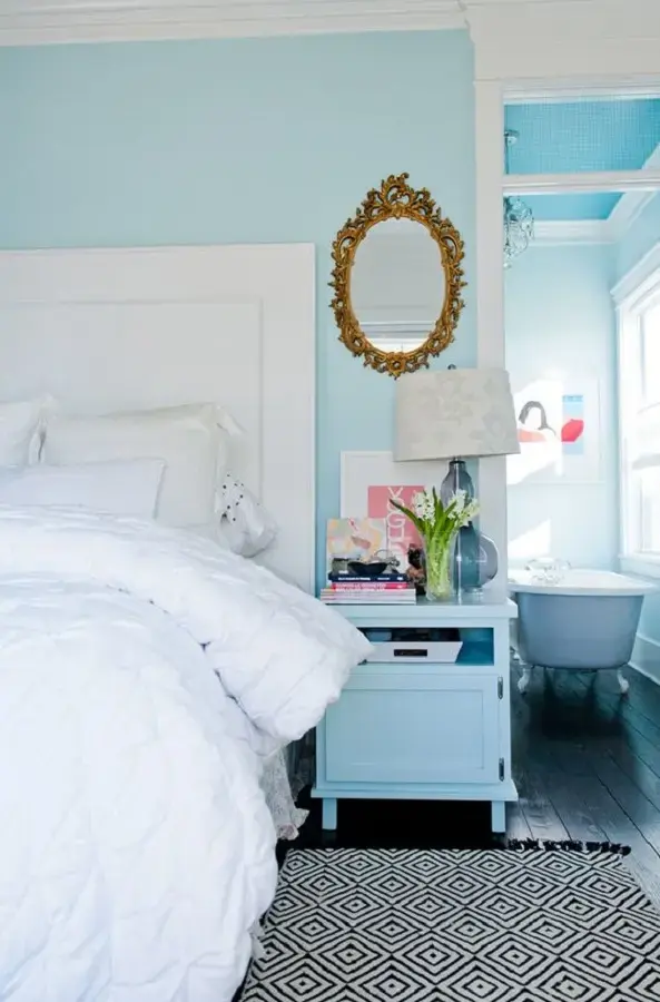 decoração para quarto azul e branco com espelho moldura provençal dourada Foto Casinha Arrumada