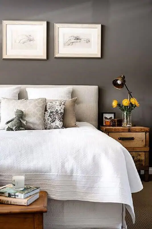 decoração para quarto cinza e branco com criado mudo de madeira Foto Casa com Moda