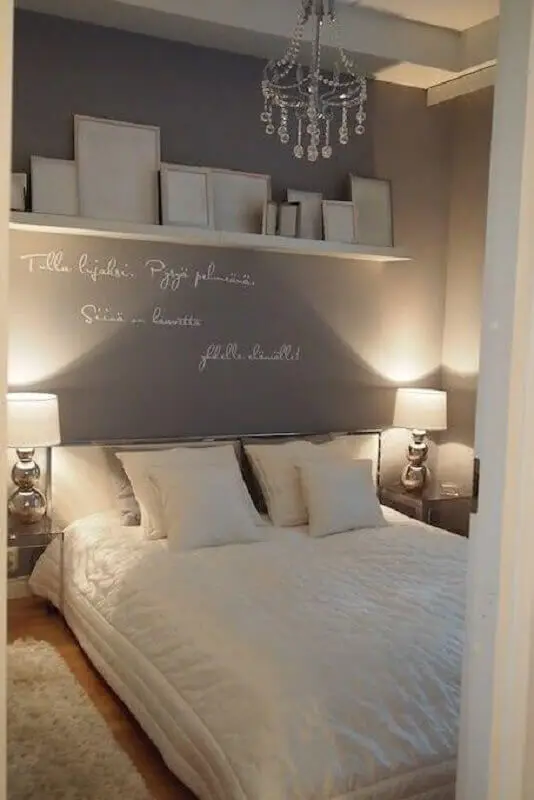 decoração para quarto cinza e branco com lustre de cristal e frases na parede Foto Casa Decorar