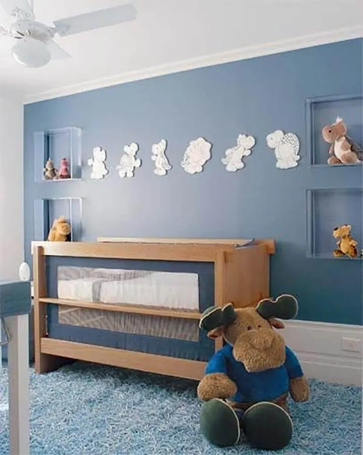 decoração para quarto de bebê azul com berço de madeira e nichos de acrílico Foto Mamy de Menino