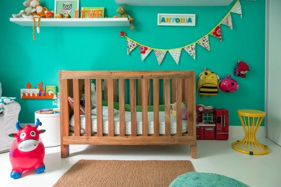 decoração para quarto de bebê com parede verde água e berço de madeira Foto NaToca Design