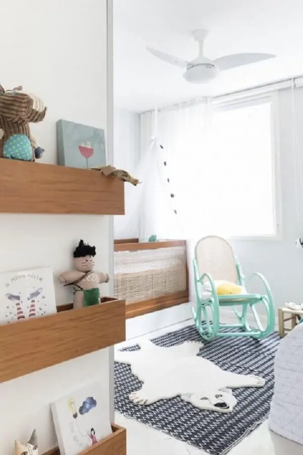decoração para quarto de bebê com tapete azul e cadeira de balanço para bebê verde água Foto NaToca