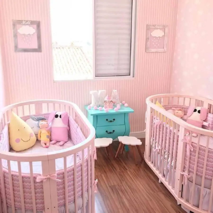 decoração para quarto de bebê gêmeos todo rosa com criado mudo azul tiffany Foto Jéssica Rossi