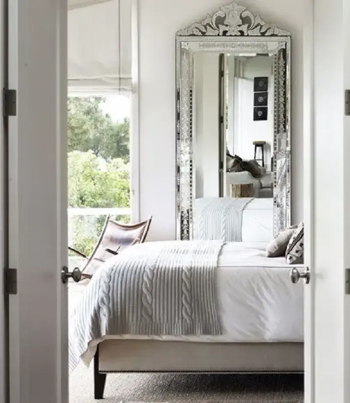 decoração para quarto de casal todo branco com espelho provençal grande Foto Viver em Casa