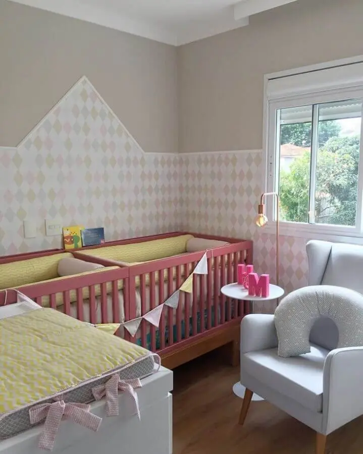 decoração para quarto de gêmeos com berço rosa e cômoda cinza Foto Tatiana Yokota Arquitetura