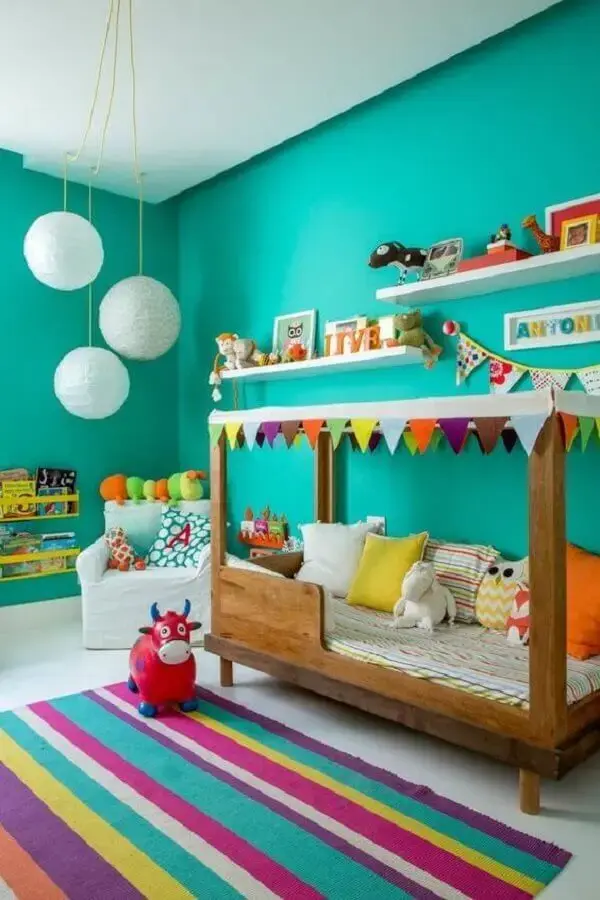 decoração para quarto infantil com tapete listrado e parede verde água Foto Decoração de Casa