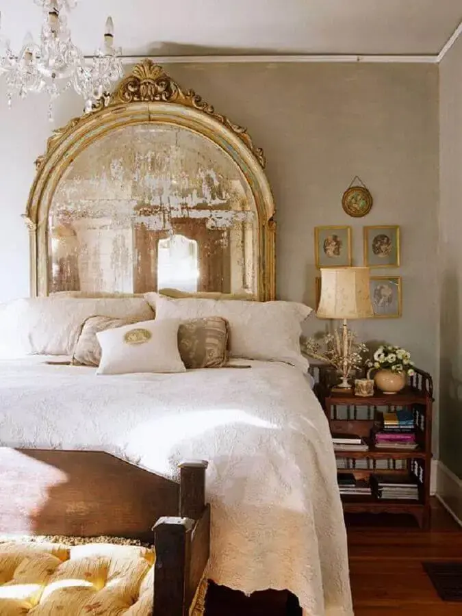 decoração para quarto sofisticado com detalhes dourados com espelho provençal grande atrás da cama Foto Viver em Casa