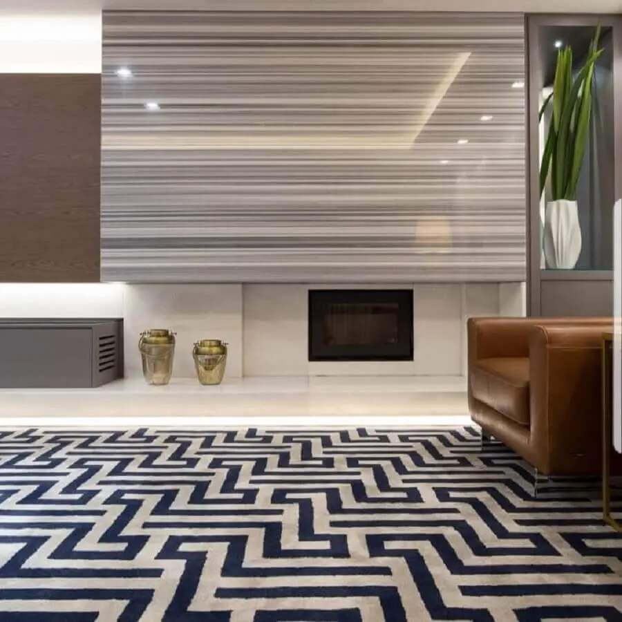 decoração para sala de estar ampla com tapete com desenho geométrico e lareira elétrica de embutir Foto Arquiteta Danielle Garros