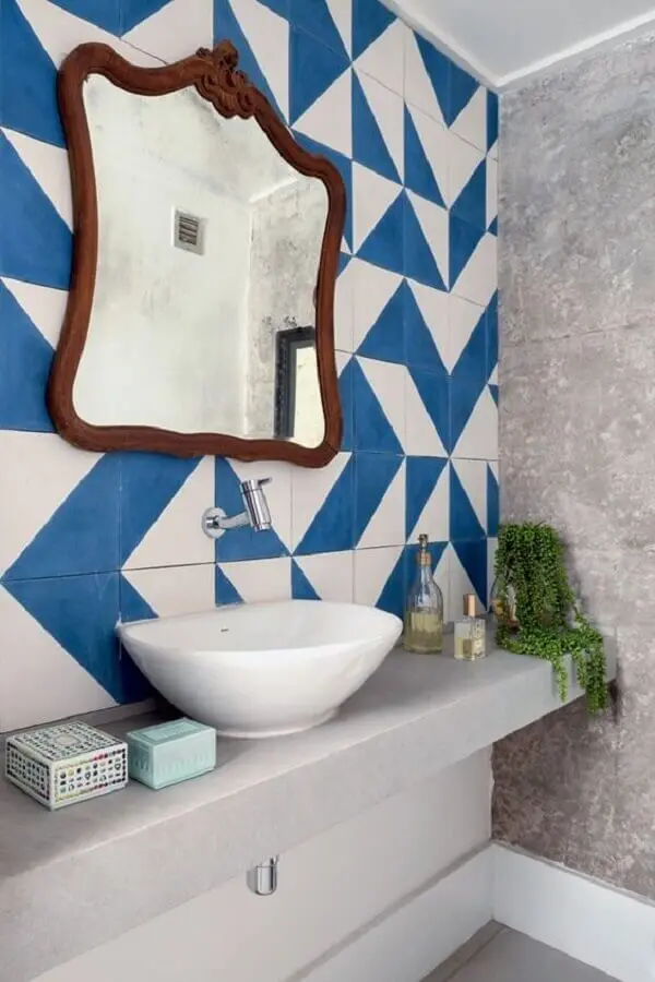 decoração simples com espelho para lavabo com moldura e azulejo azul e branco Foto Casa e Festa