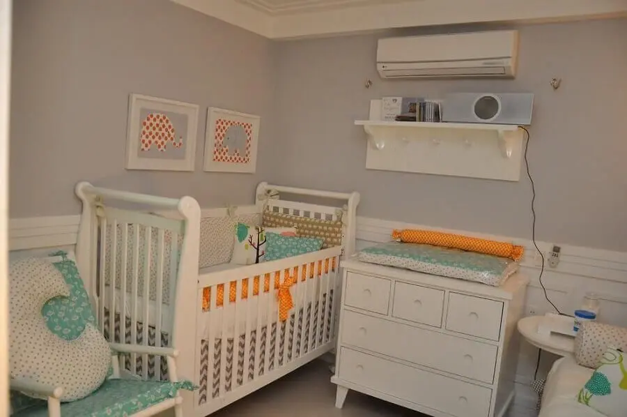 decoração simples com prateleira com ganchos para quarto de bebê Foto Karla Marques