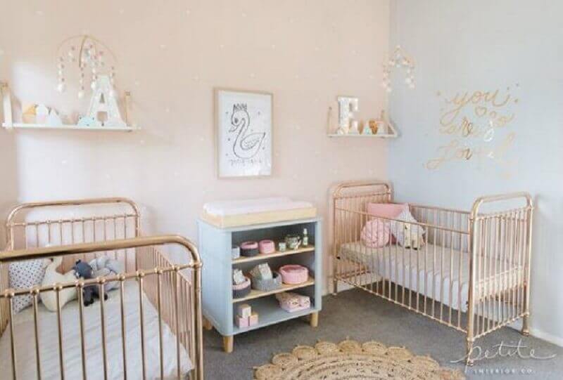 decoração simples para quarto de bebê gêmeos casal com berço metalizado Foto Casar É…