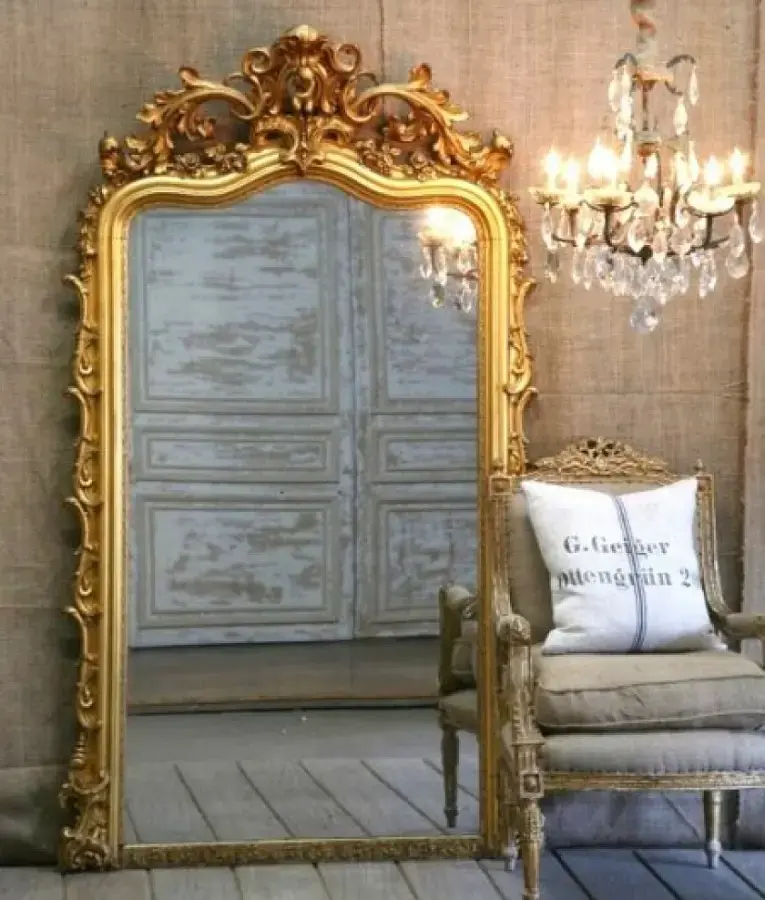 decoração sofisticada com espelho provençal grande com moldura dourada Foto CasaMaisChic