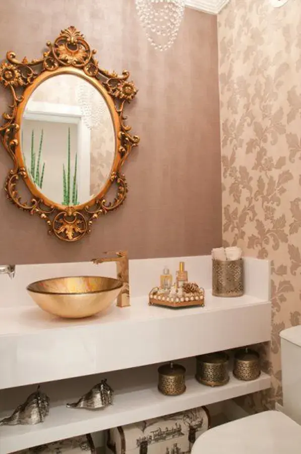 decoração sofisticada para lavabo com papel de parede e espelho com moldura provençal dourada Foto Casar É ...