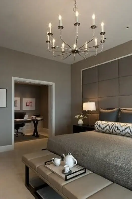 decoração sofisticada para quarto cinza com lustre e parede estofada Foto Interior Design