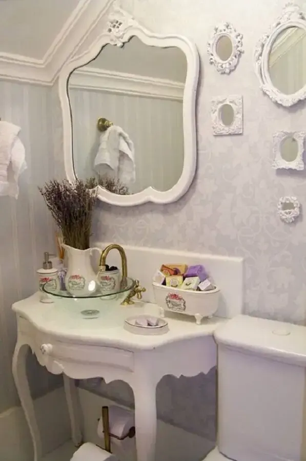 decoração toda branca com espelho provençal branco para banheiro Foto Doce Obra