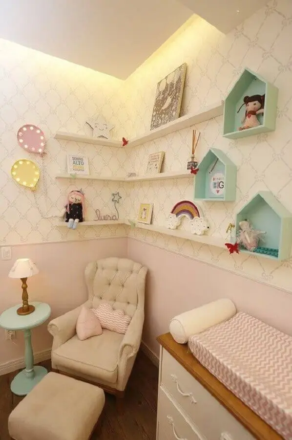 delicada decoração com prateleira para quarto de bebê Foto Revista Viva Decora