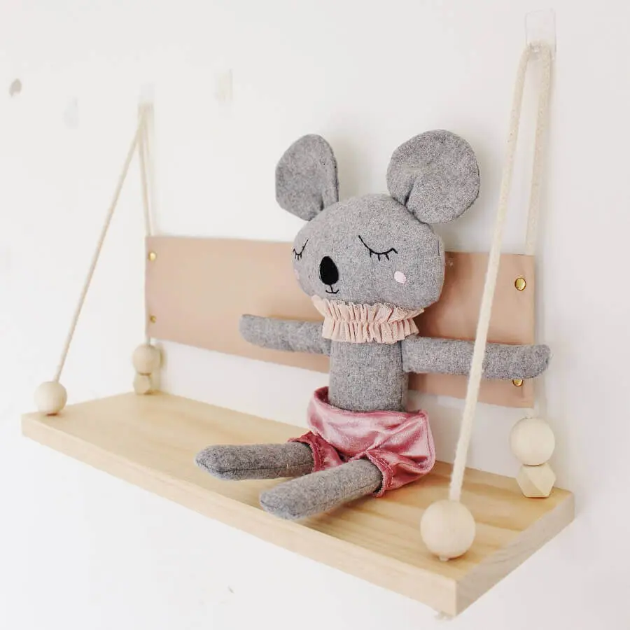 delicado modelo de prateleira de madeira para quarto de bebê Foto Winter and Vine