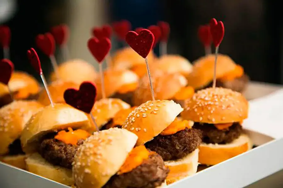 festa de aniversário com mini hambúrgueres Foto Doces e Salgados BH