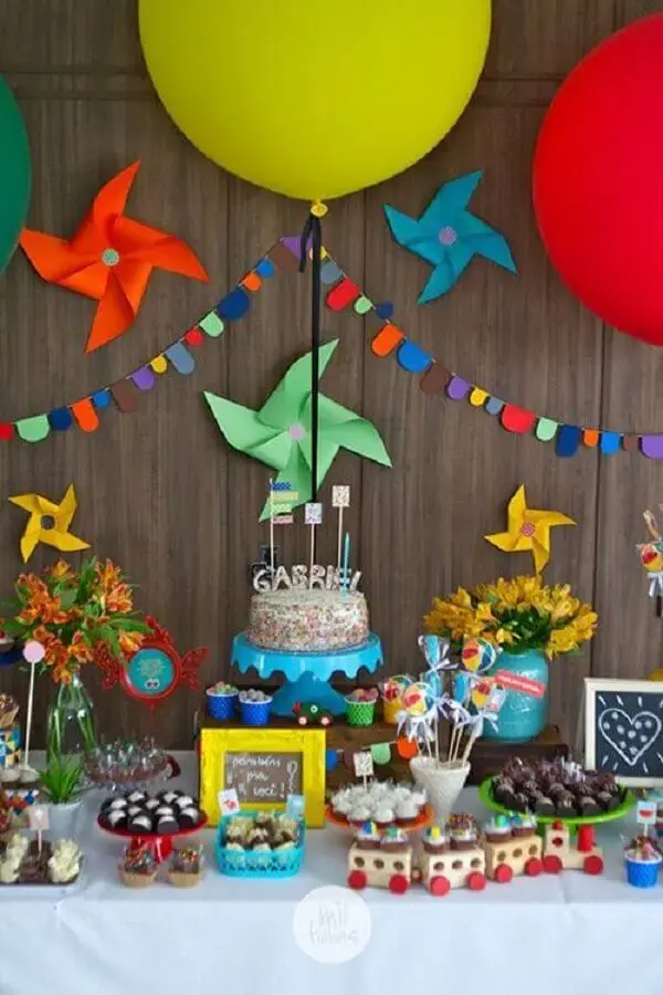 children's birthday party decorated with colorful catavento Photo Mil Folhas Festas