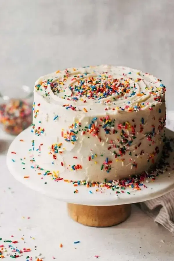 coloured granules for simple cake decoration Foto Pinterest
