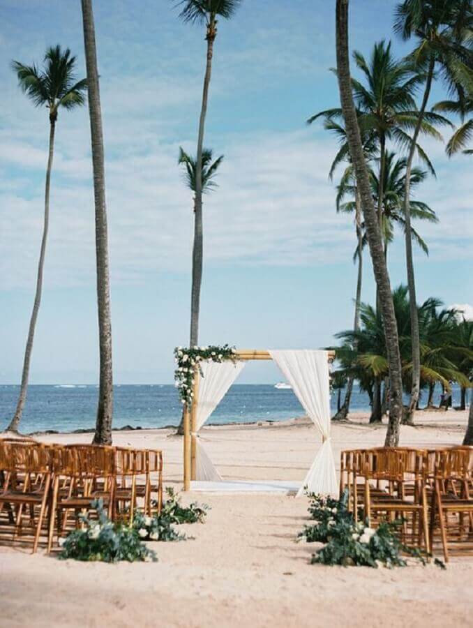 ideia de casamento ao ar livre simples na praia Foto Style Me Pretty