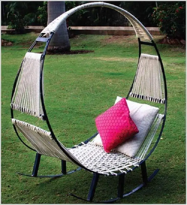 jardim decorado com cadeira de balanço de ferro moderna Foto Air Freshener