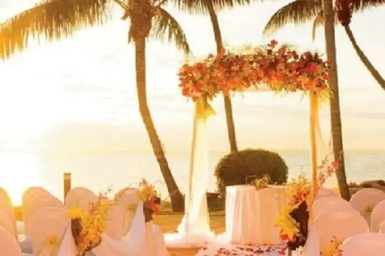 linda ideia de cerimônia de casamento ao pôr do sol Foto Vacation Ideas