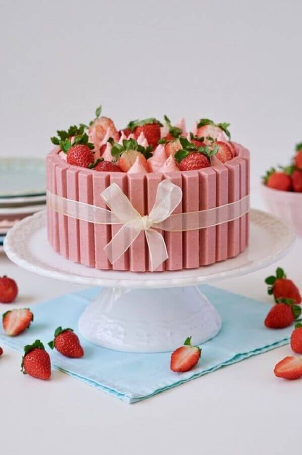 lindo bolo decorado com morango suspiros e chocolate cor de rosa Foto Flamboesa