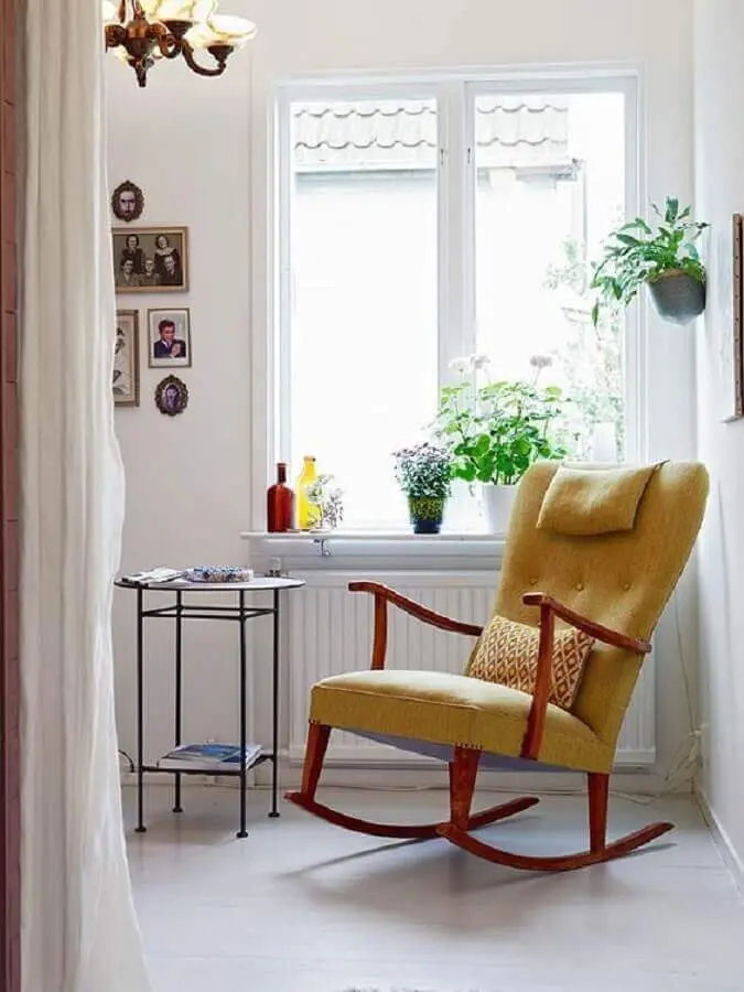 modelo de cadeira de balanço de madeira com estofado amarelo Foto Ideas Casas