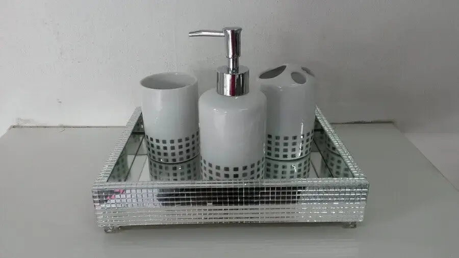 modelo simples de bandeja espelhada para lavabo Foto Artpérola