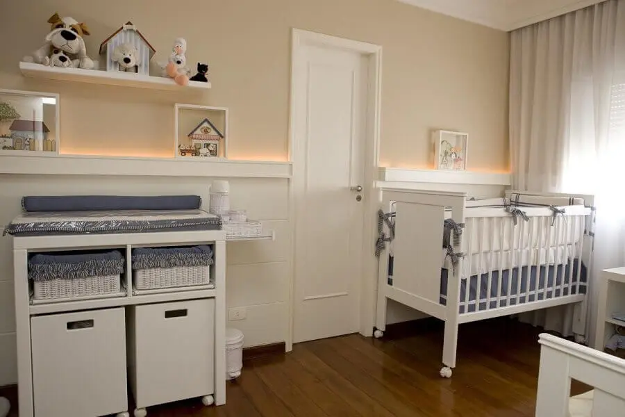 modelo simples de prateleira para quarto de bebê branco com piso de madeira Foto Lucia Tacla