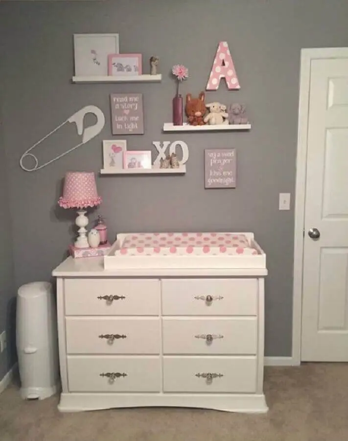 modelo simples de prateleira para quarto de bebê cinza e rosa Foto Bebiram