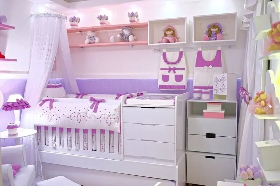 nichos e prateleiras para quarto de bebê menina branco e lilás Foto Andrea Bento
