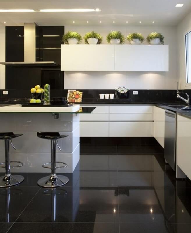 piso para cozinha preto e branco decorada com vasinhos sobre armário aereo Foto Christina Hamoui