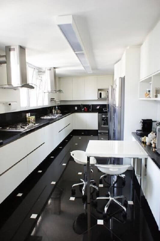 piso para cozinha preto e branco moderna com armários planejados Foto Ornare