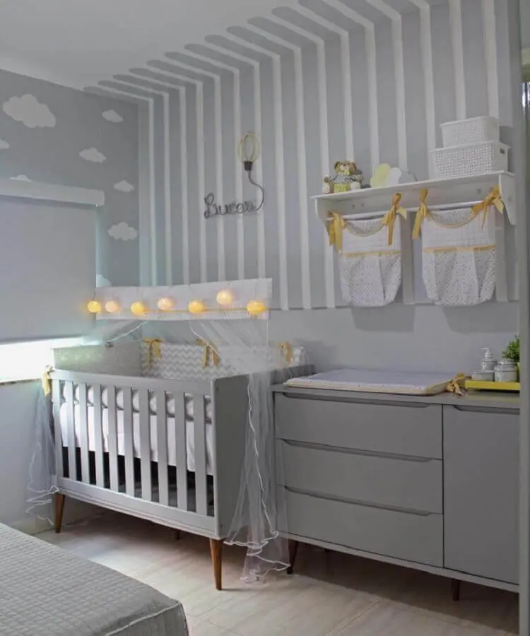 prateleira com varão para quarto de bebê cinza com papel de parede de nuvem e listrado Foto Blog da Giovanna