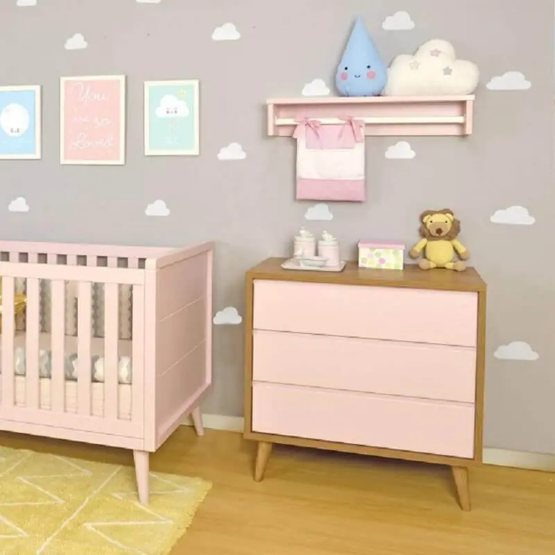 prateleira com varão para quarto de bebê cinza e rosa decorado com papel de parede de nuvem Foto InterCasa Moveis
