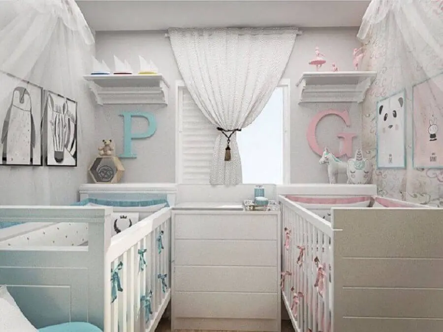 prateleira com varão para quarto de bebê gêmeos Foto Rebeca Kerst