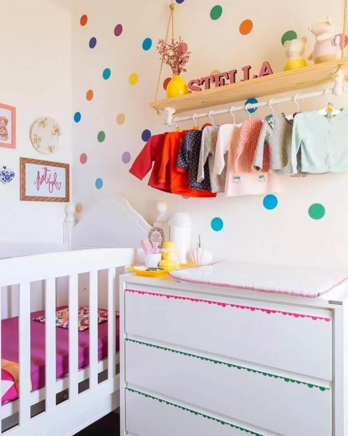 prateleira de madeira com varão para quarto de bebê todo branco decorado com adesivos de bolinhas coloridas Foto Blog da Giovanna