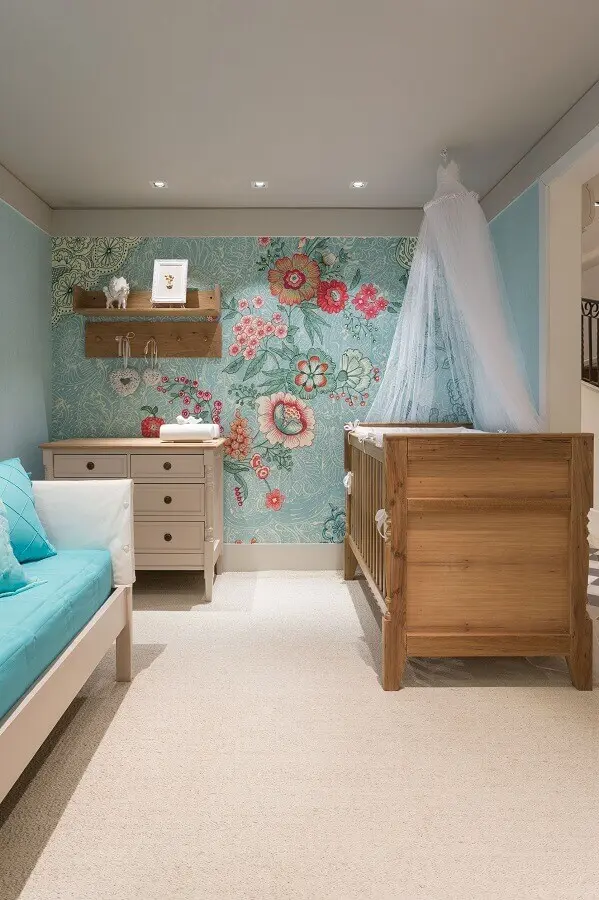 prateleira de madeira para quarto de bebê decorado com papel de parede floral Foto Elo7