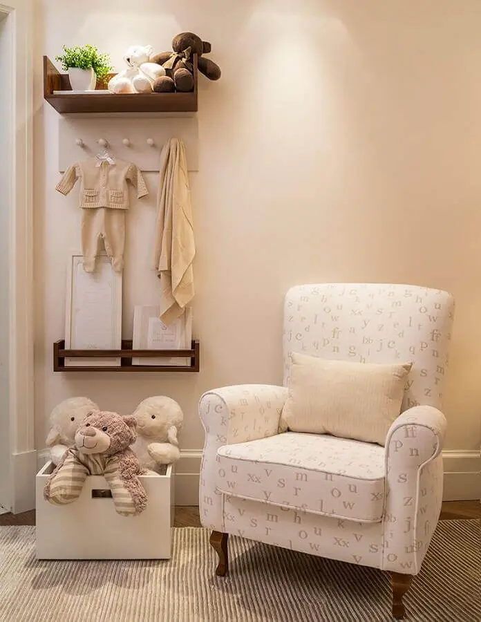 prateleira de madeira para quarto de bebê decorado em tons de bege Foto Constance Zahn
