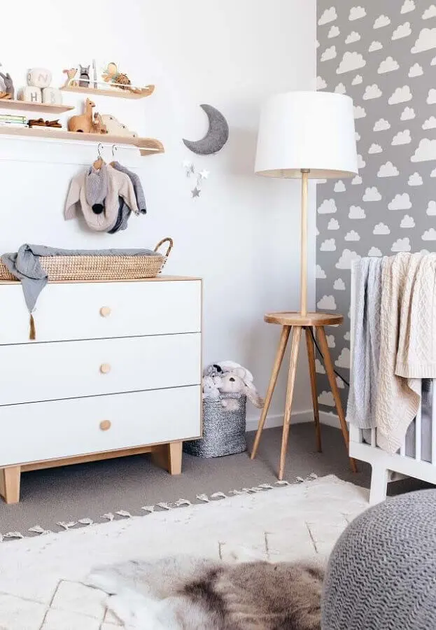 prateleira de madeira para quarto de bebê para decoração de quarto com papel de parede cinza com estampa de nuvem Foto Baby Shoes