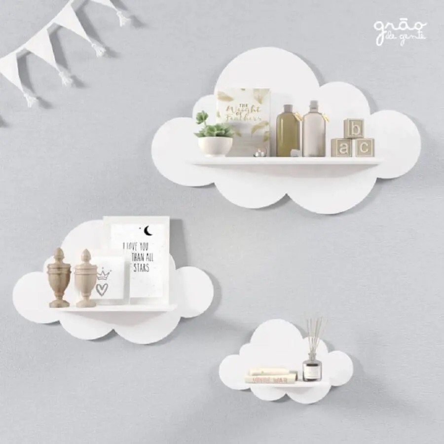 prateleira em formato de nuvem para decoração de quarto de bebê Foto Grão de Gente