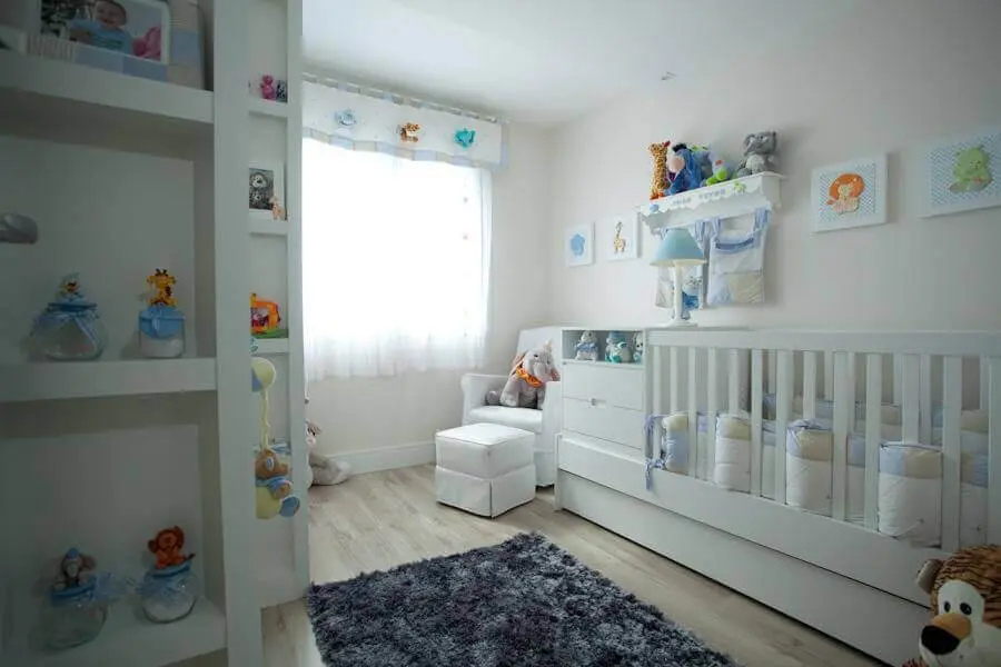 prateleira para quarto de bebê todo branco decorado com detalhes coloridos e tapete felpudo Foto Kali Arquitetura